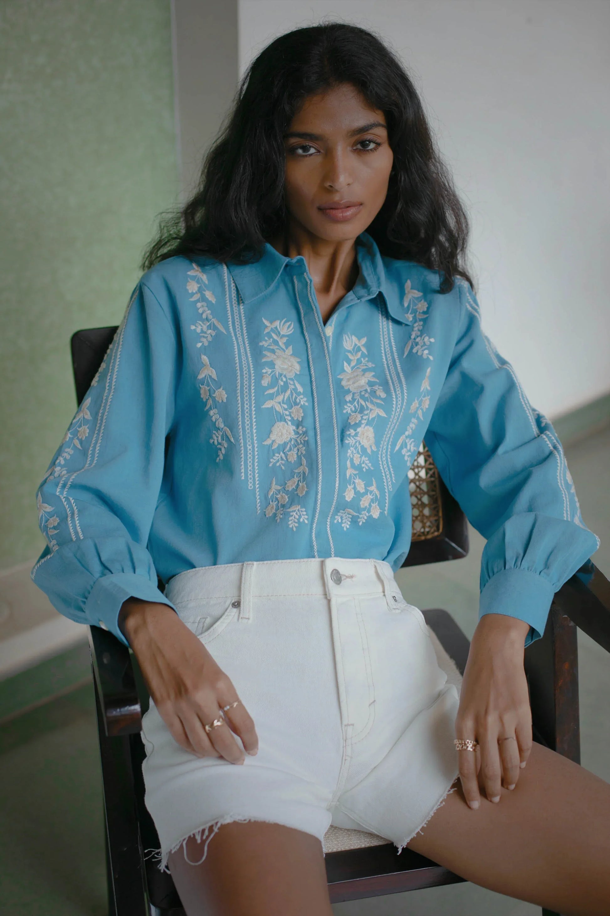 Blue cotton button-down shirt with white floral embroidery, collar and mother-of-pearl buttons — Amaya World