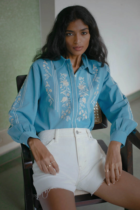 Blue cotton button-down shirt with white floral embroidery, collar and mother-of-pearl buttons — Amaya World